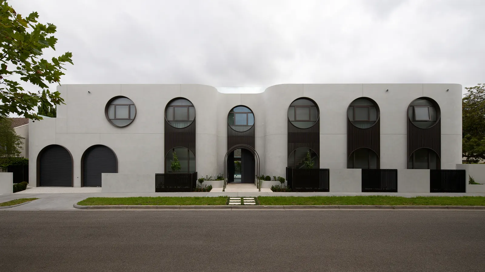 Thomas Street Residence in Melbourne by Embrace Architects with curved geometries and glass and concrete materials