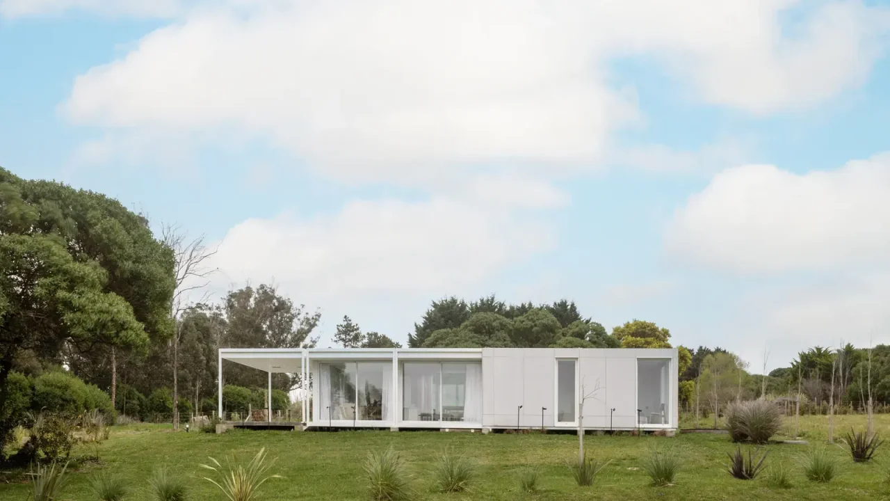 Looking South House by PLUG Arquitectura Modular Explores Maritime Climate in Chapadmalal