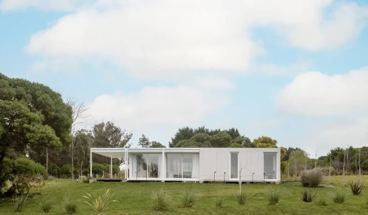 Looking South House by PLUG Arquitectura Modular Explores Maritime Climate in Chapadmalal