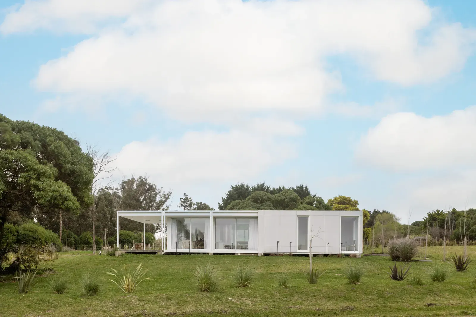 Exterior view of Looking South House in Chapadmalal by PLUG arquitectura modular showcasing its integration into the coastal landscape.