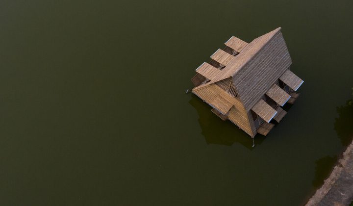 When the Ground Stops Behaving Like Ground: Six Amphibious Homes That Rise and Float With the Water
