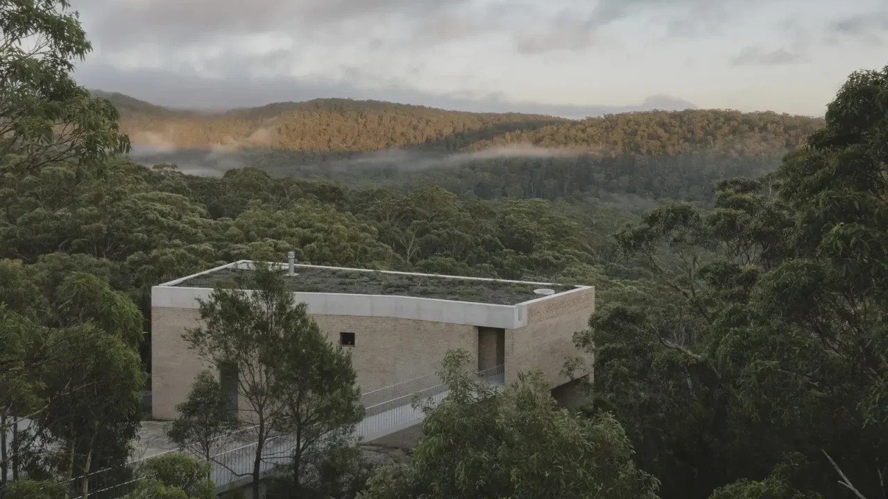 EA House by Bokey Grant Tests Emotional Responses on a Precarious Cliff Edge Site