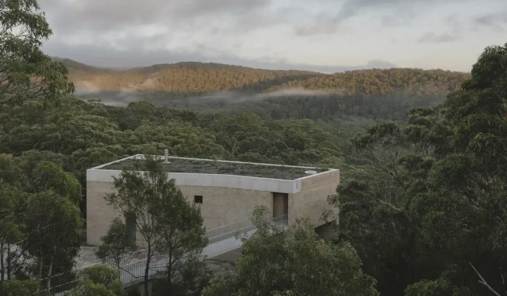 EA House by Bokey Grant Tests Emotional Responses on a Precarious Cliff Edge Site