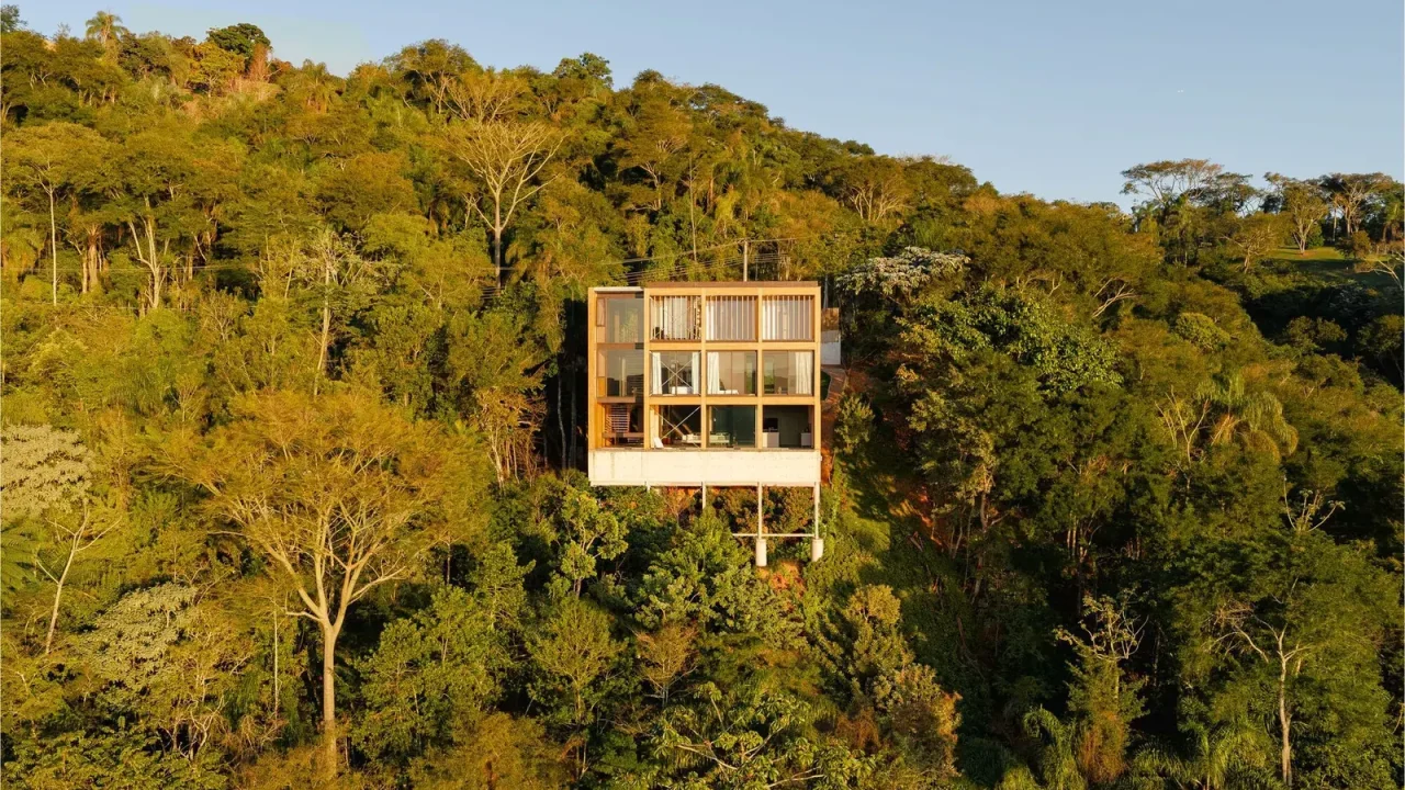 Rouxinol House Balances Steep Slope and Forest Preservation in Brazil’s Paraíba Valley