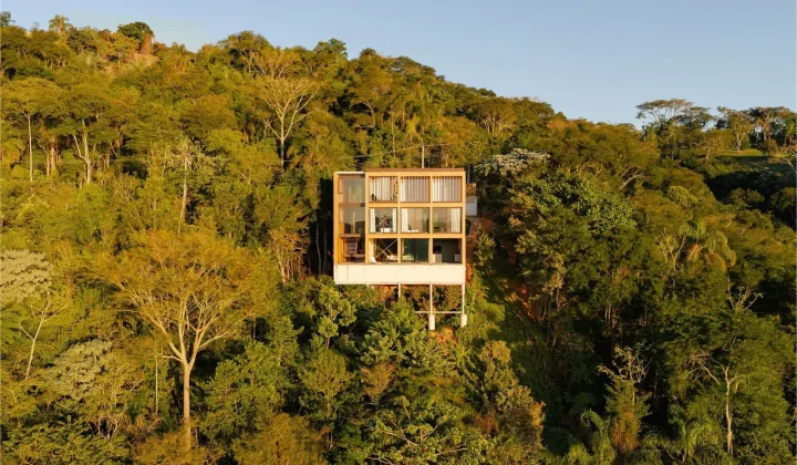 Rouxinol House Balances Steep Slope and Forest Preservation in Brazil’s Paraíba Valley