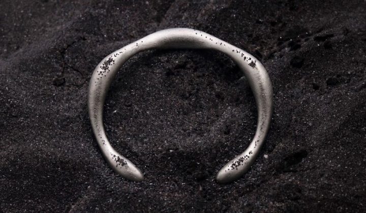 Futurewave’s Arc Silver Bracelet Uses a Gentle Vibration to Curb Phone Overuse